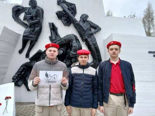 У мемориала жертвам фашизма У мемориала жертвам фашизма.