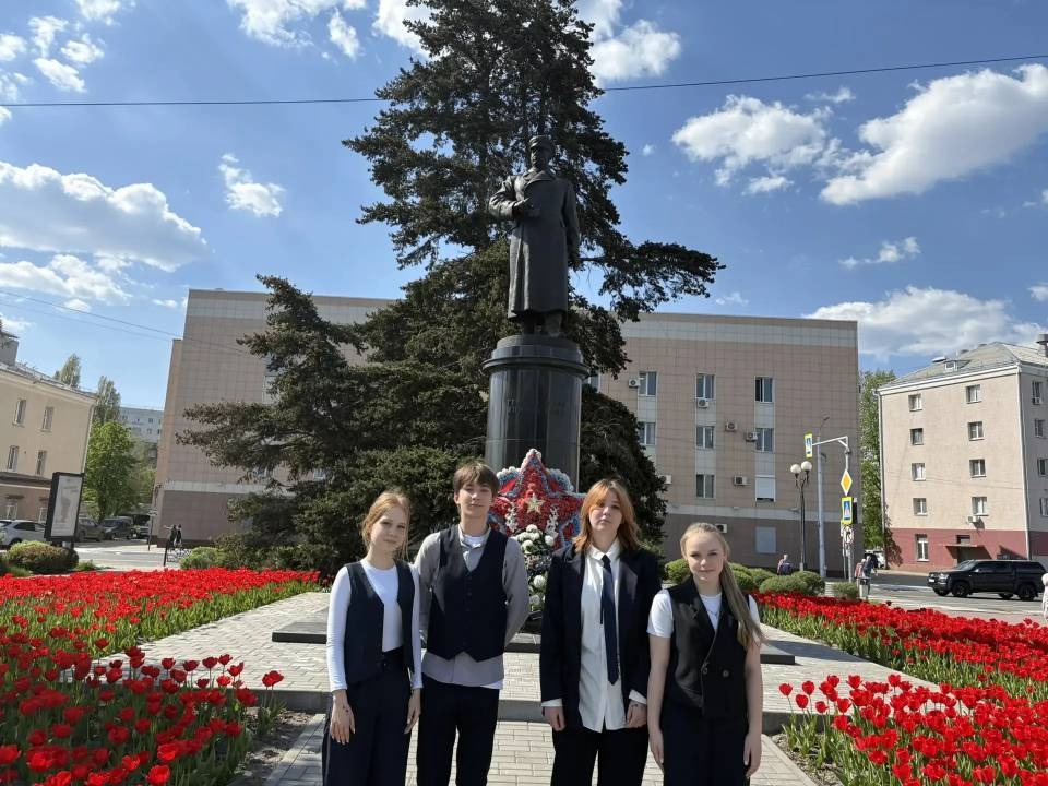 Учащиеся 8 «Б» класса совершили познавательную экскурсию — они побывали у памятника выдающемуся советскому военачальнику, генералу армии Иосифу Родионовичу Апанасенко. Учащиеся 8 «Б» класса совершили познавательную экскурсию — они побывали у памятника выдающемуся советскому военачальнику, генералу армии Иосифу Родионовичу Апанасенко..